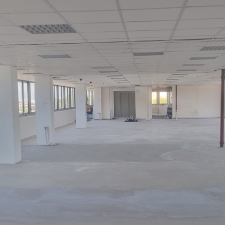 surfaces nues de bureaux à aménager à Nanterre. Proche La Défense